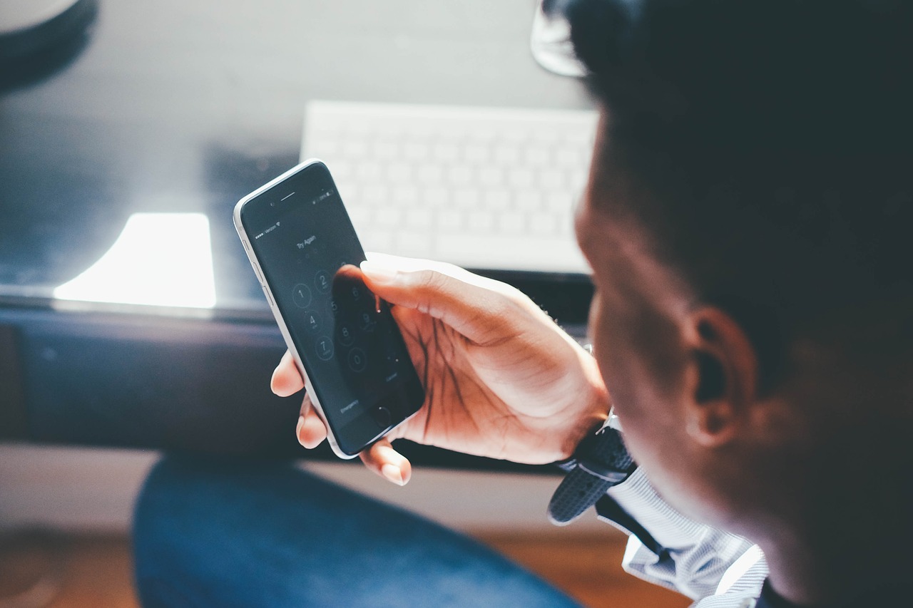 Man dialing a number on his iphone